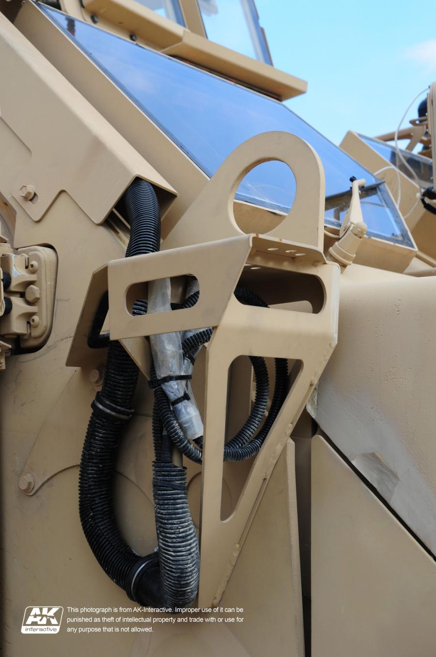 Детали экстерьера Oshkosh M-ATV 2009 года  (фото 390 из 676)